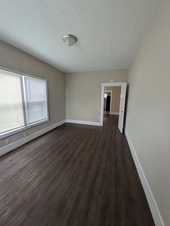 234 E 18th St - Photo 6 of 9