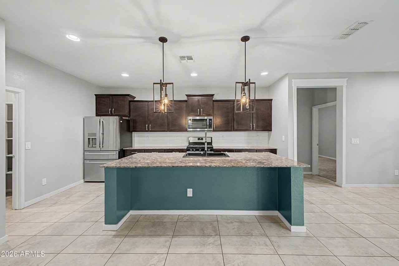 1041 W Glen Canyon Dr - Photo 4 of 46