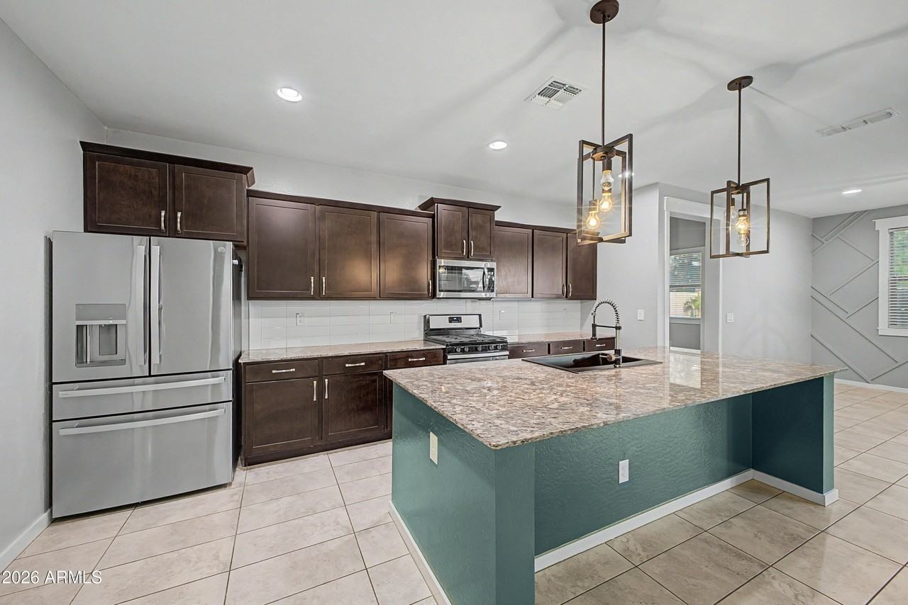 1041 W Glen Canyon Dr - Photo 5 of 46