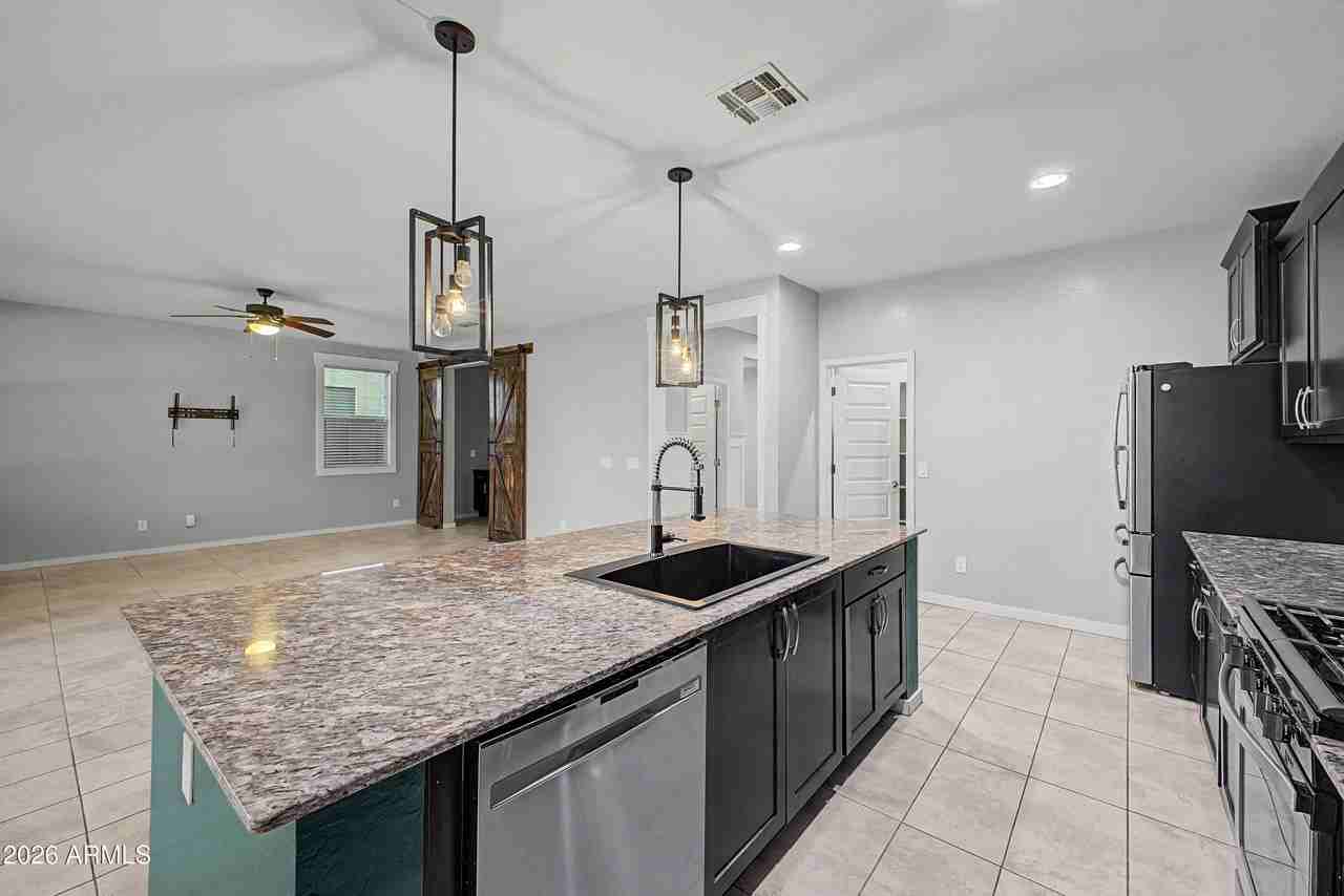 1041 W Glen Canyon Dr - Photo 7 of 46