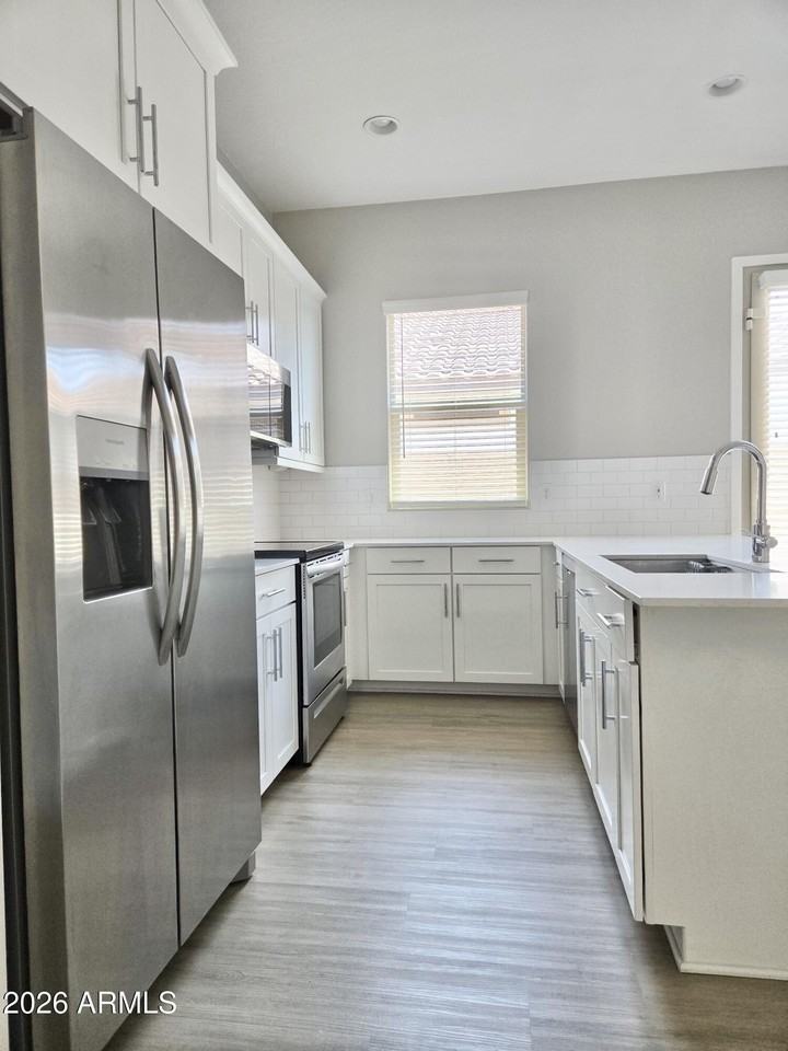 2568 E Kingbird Dr - Photo 3 of 11