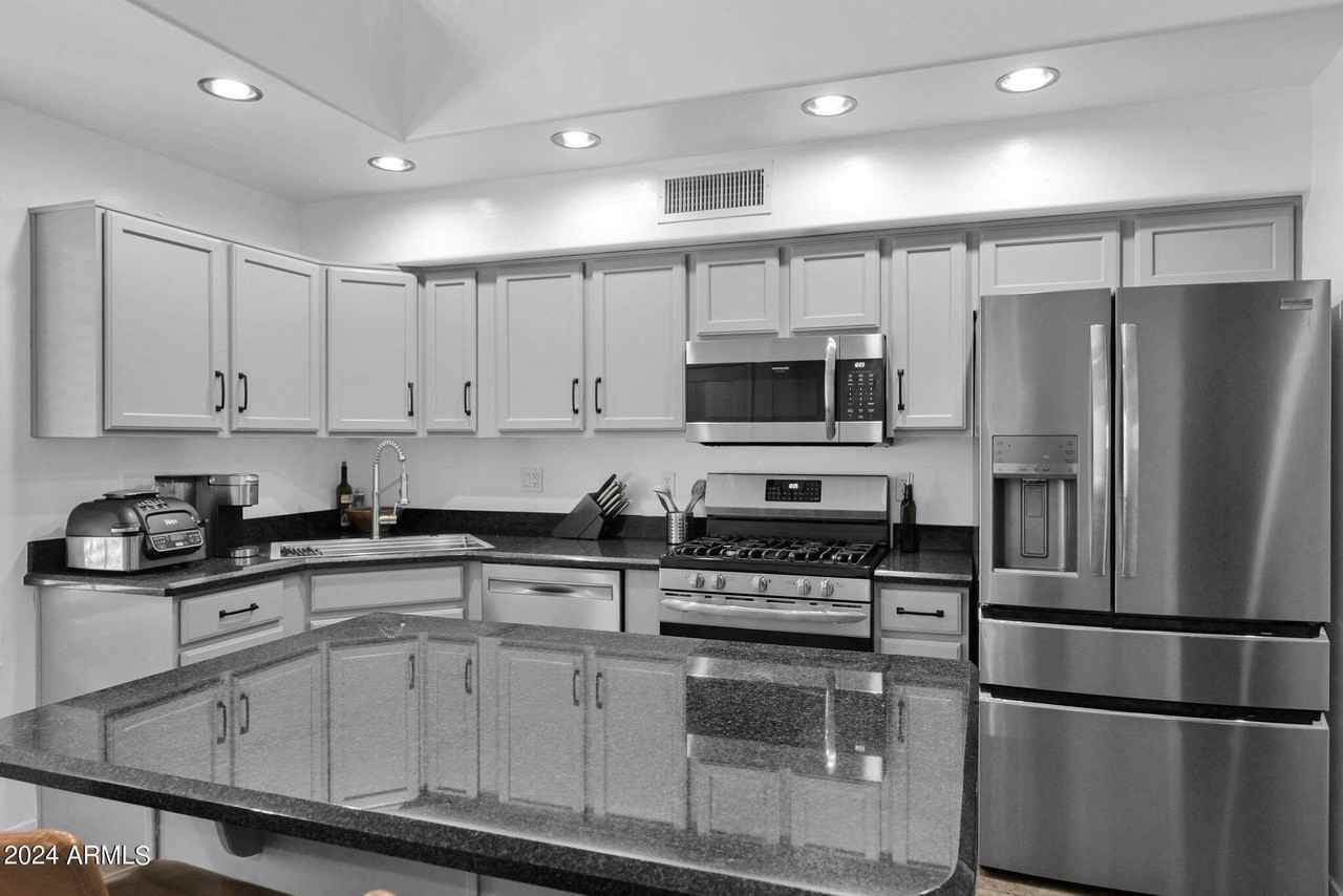 3432 E Lance Ln - Photo 3 of 31