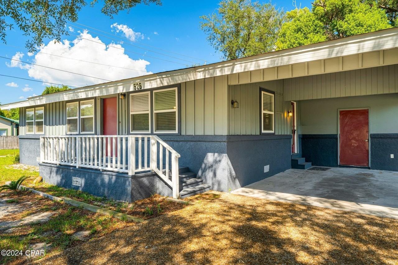 526 Bay Ave - Photo 4 of 35