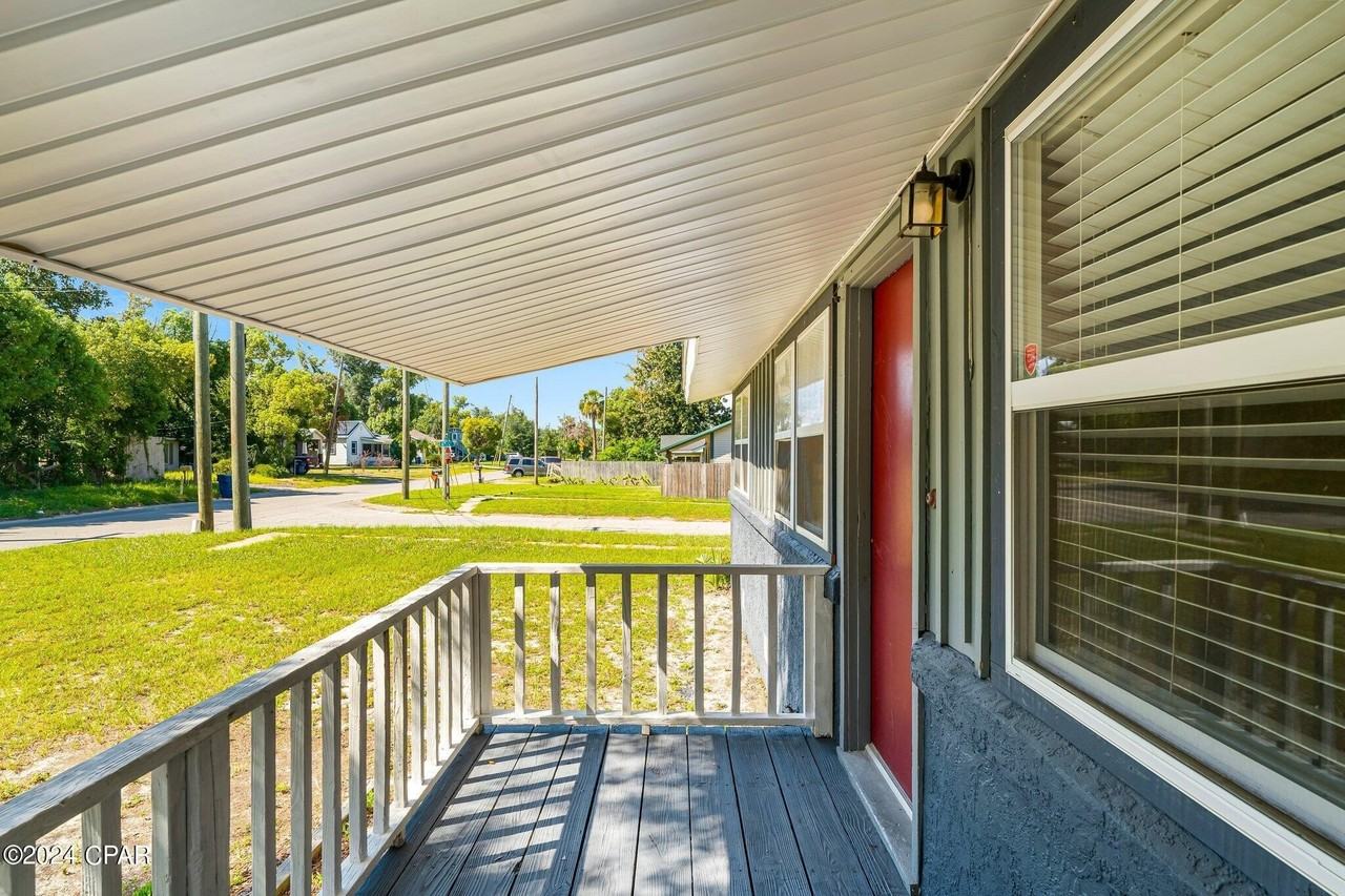 526 Bay Ave - Photo 5 of 35