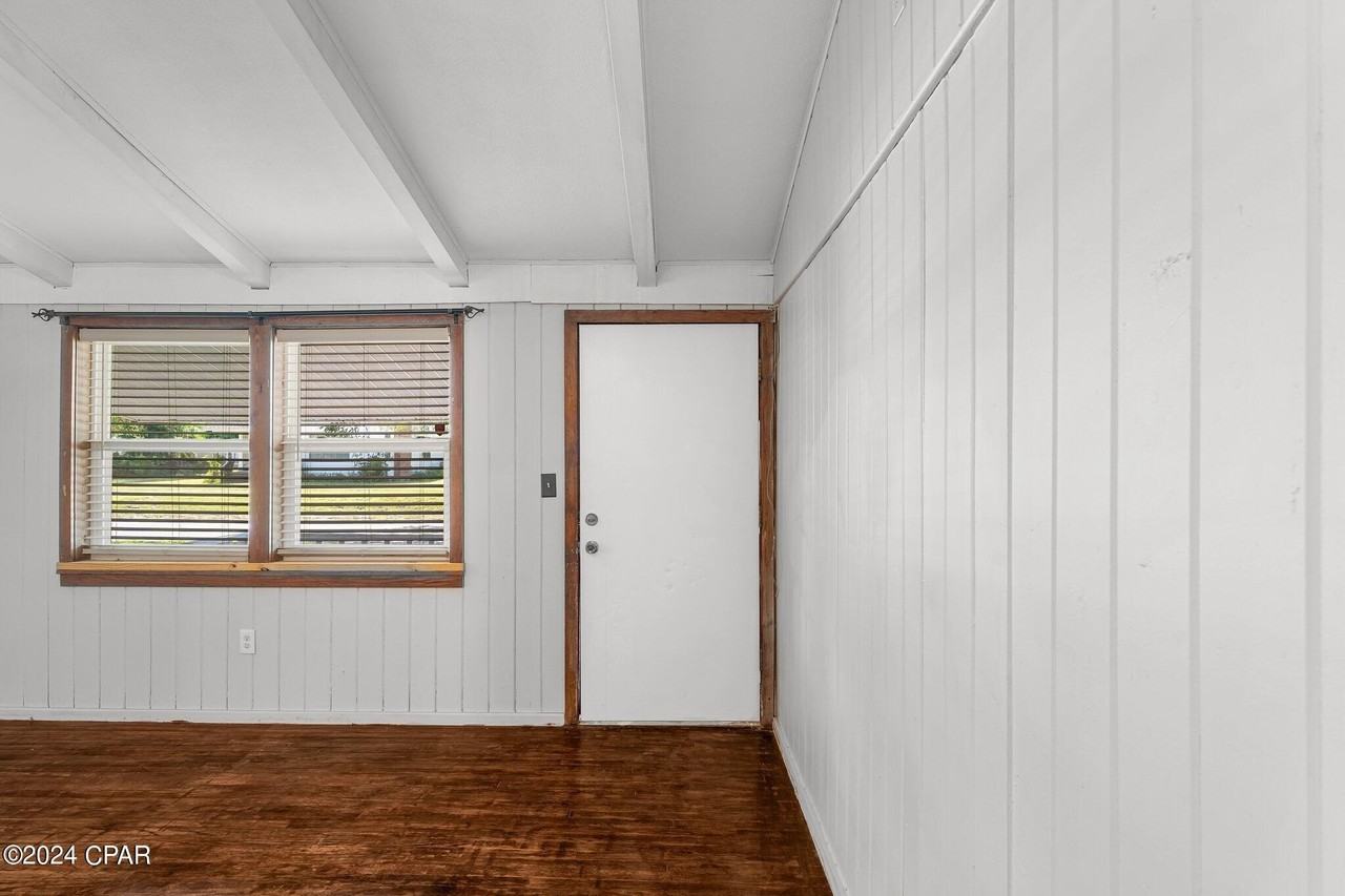 526 Bay Ave - Photo 6 of 35