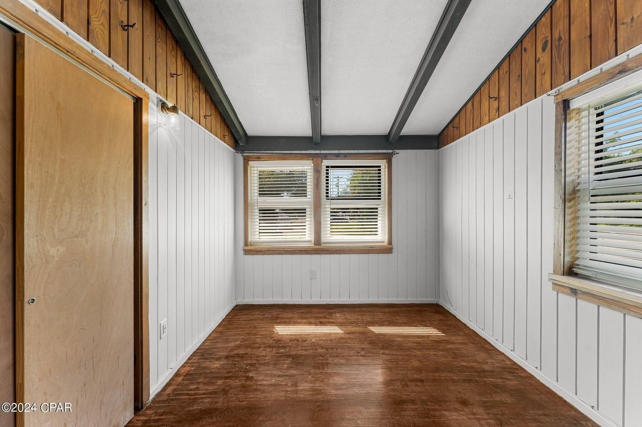 526 Bay Ave - Photo 7 of 35