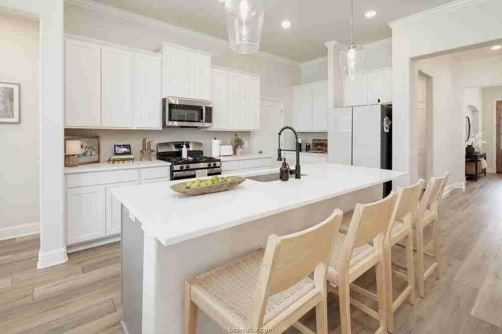 6226 Pocono Dr - Photo 7 of 32