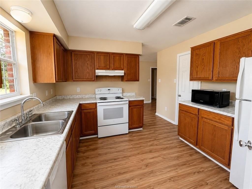 10525 Trails End - Photo 4 of 11
