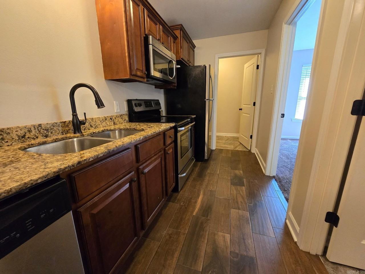 607 S 1st St - Photo 3 of 7