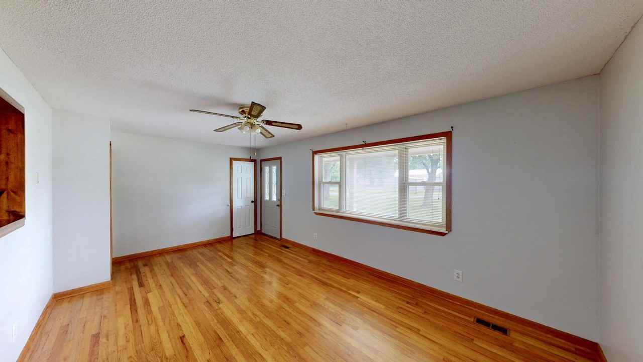 385 Bridge St - Photo 4 of 27