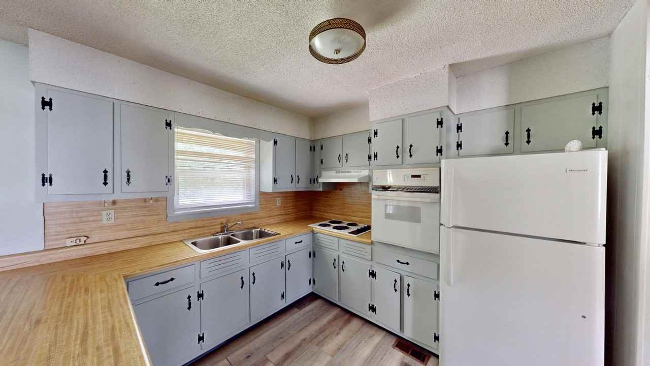 385 Bridge St - Photo 5 of 27