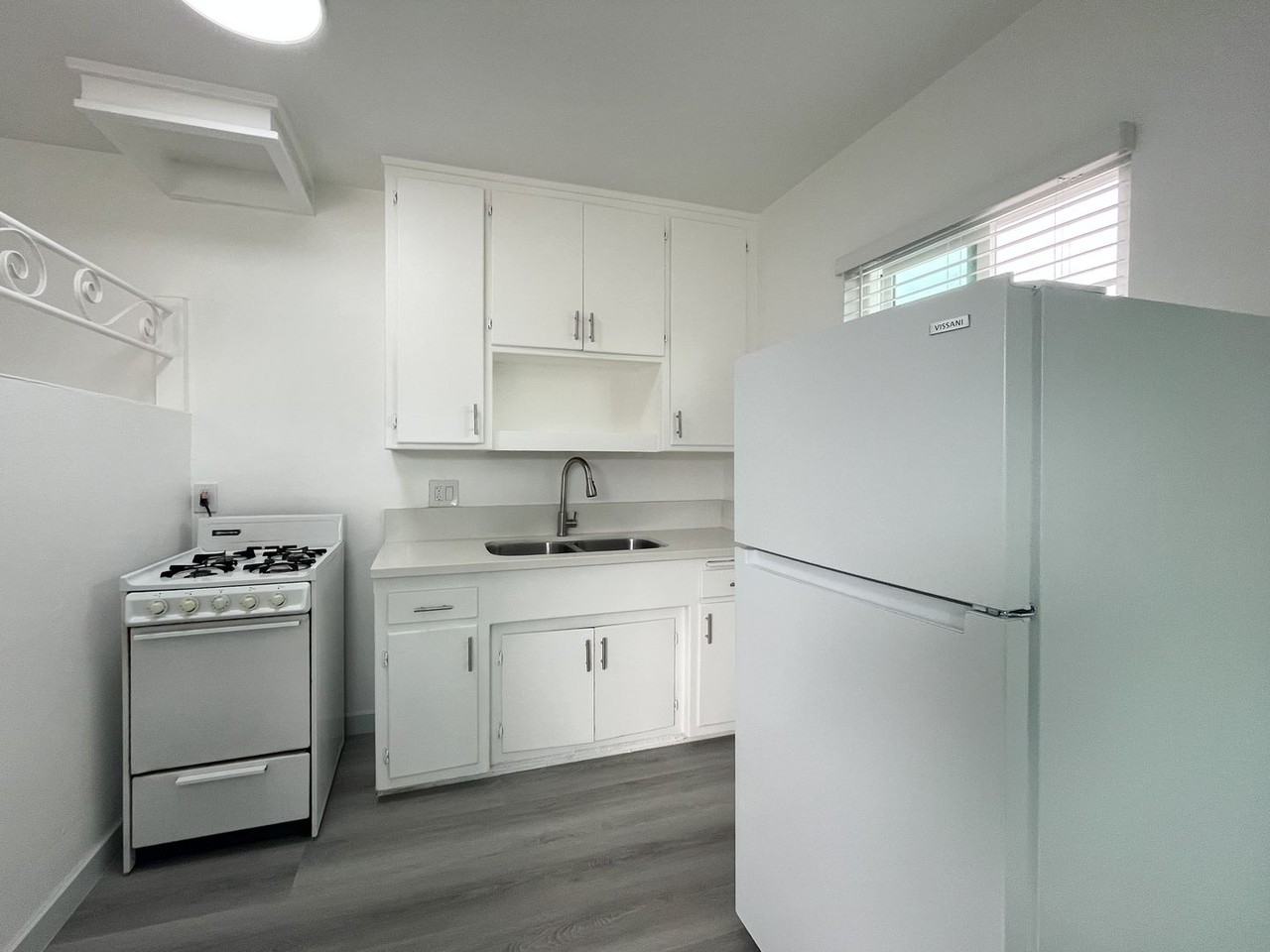 12312 Manor Dr - Photo 2 of 30