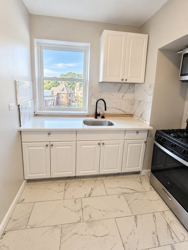 908 Park Ave #D21 - Photo 3 of 7