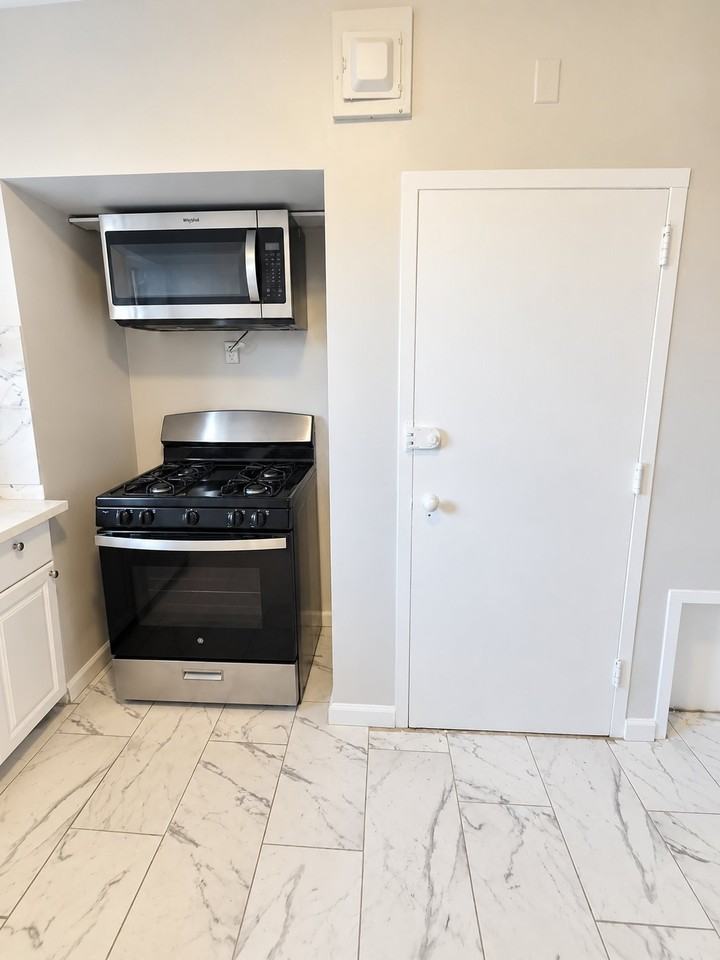 908 Park Ave #D21 - Photo 4 of 7