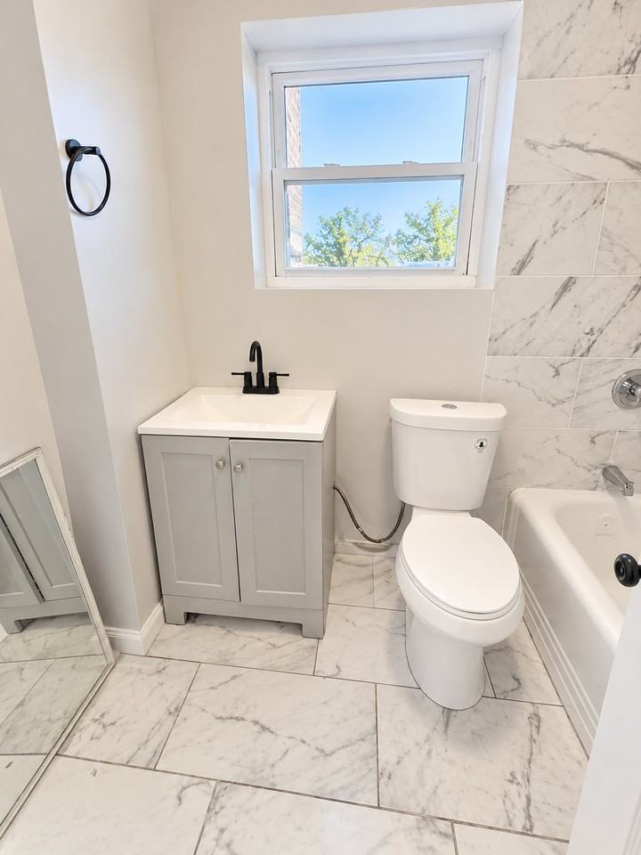 908 Park Ave #D21 - Photo 6 of 7