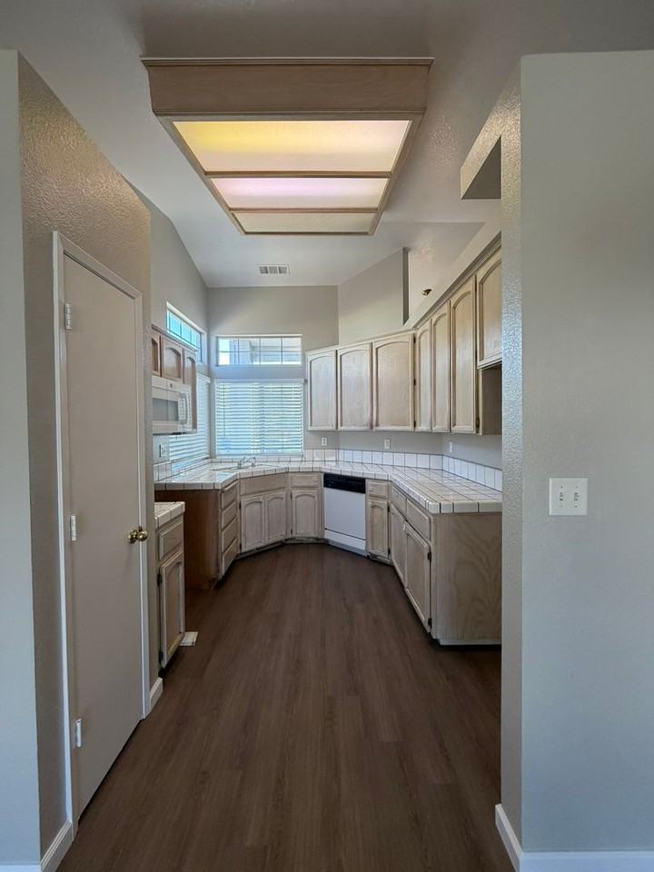 945 La Dawna St - Photo 2 of 13