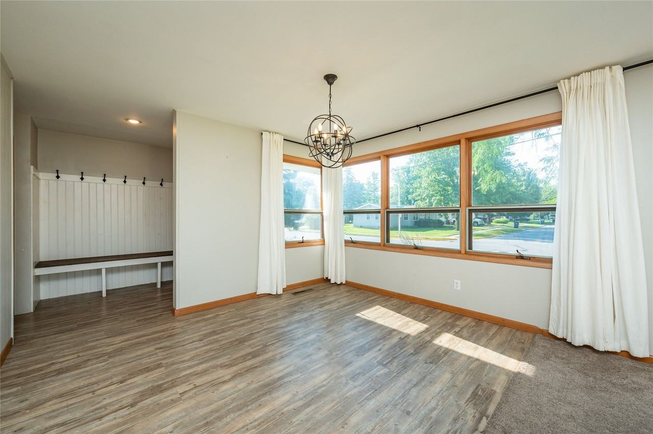 435 24th St - Photo 4 of 20