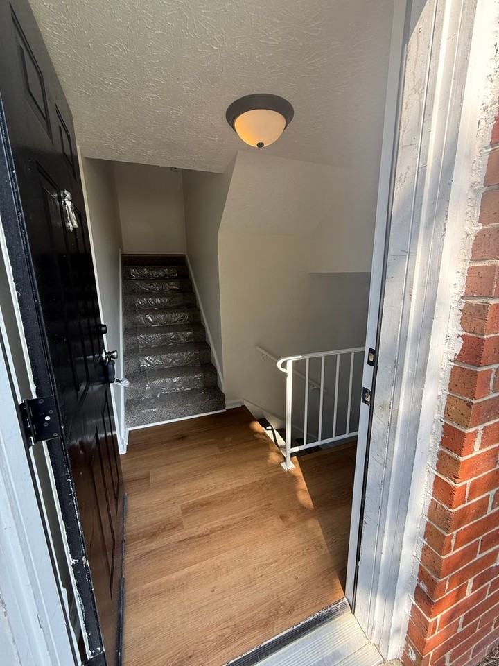 449 Woodview Dr - Photo 3 of 18