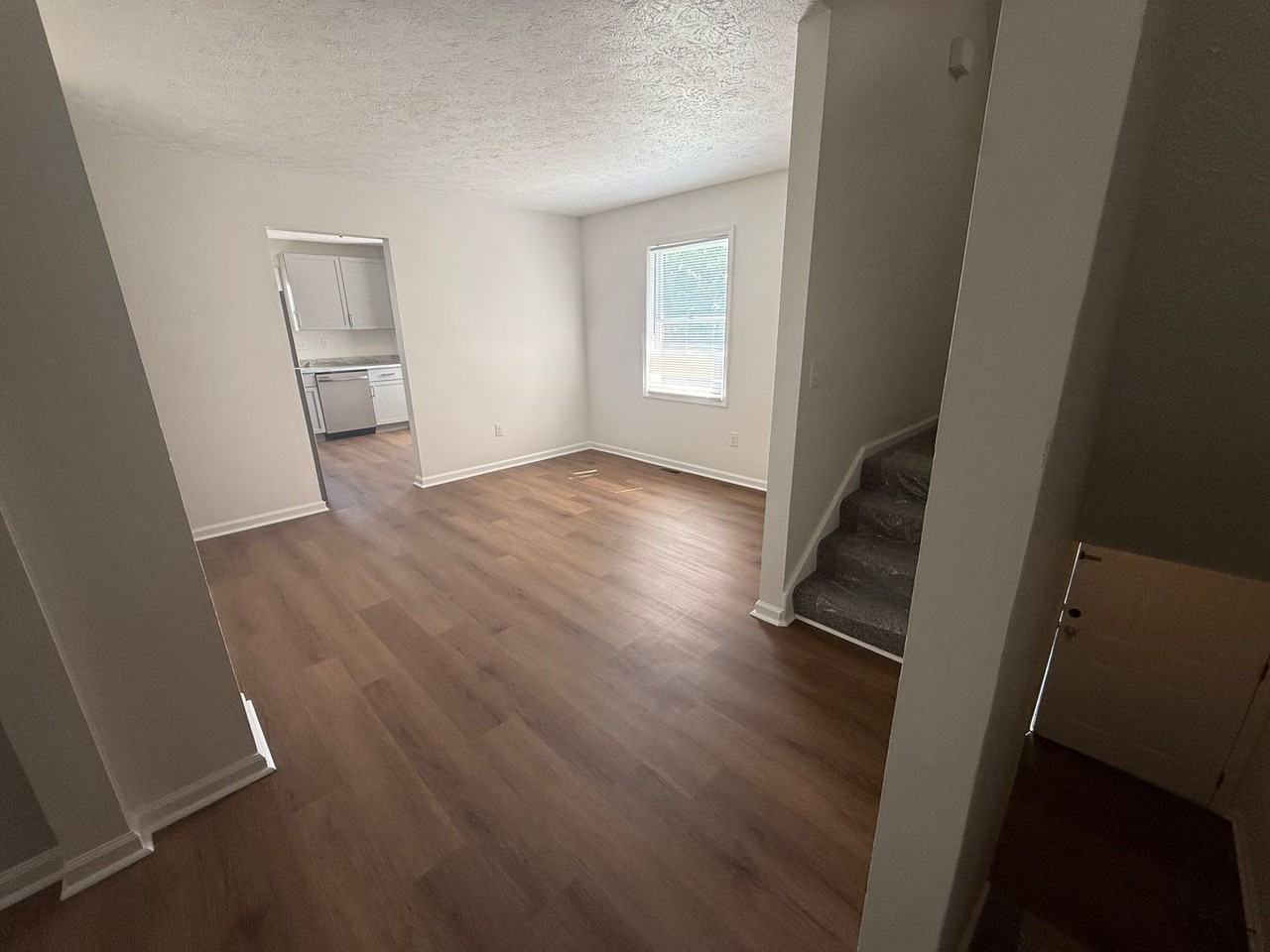 449 Woodview Dr - Photo 6 of 18