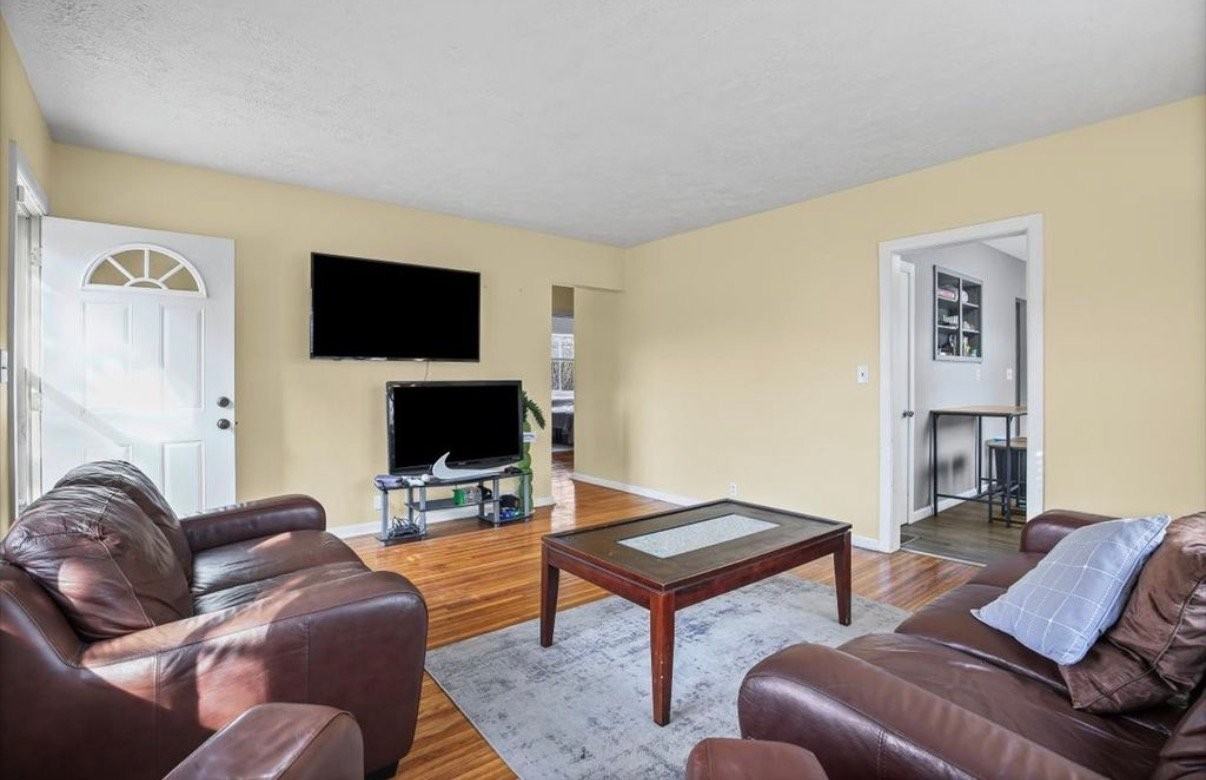 8 University Ct - Photo 2 of 12