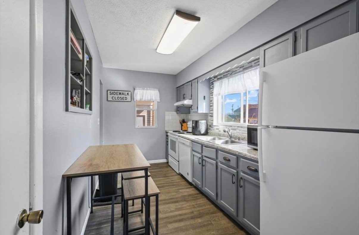 8 University Ct - Photo 3 of 12