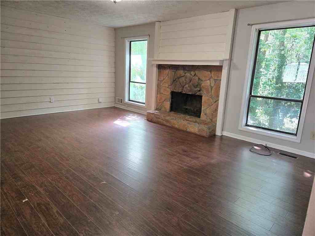 2982 Hillwood Dr - Photo 3 of 28
