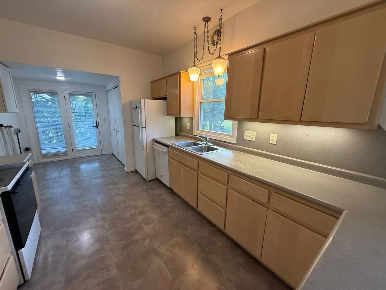 215 Jackson Ave - Photo 4 of 15