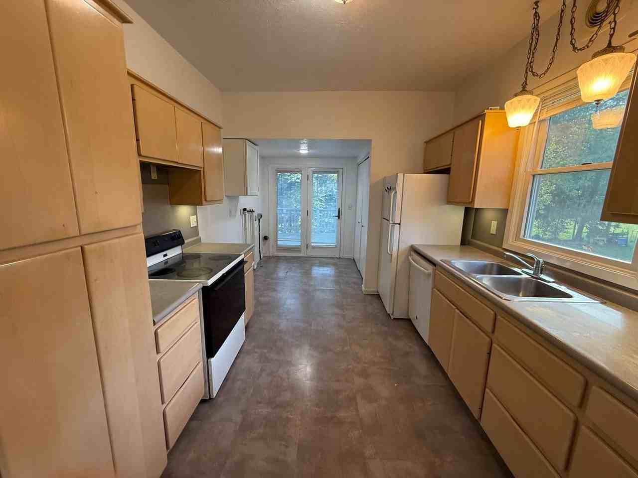 215 Jackson Ave - Photo 5 of 15