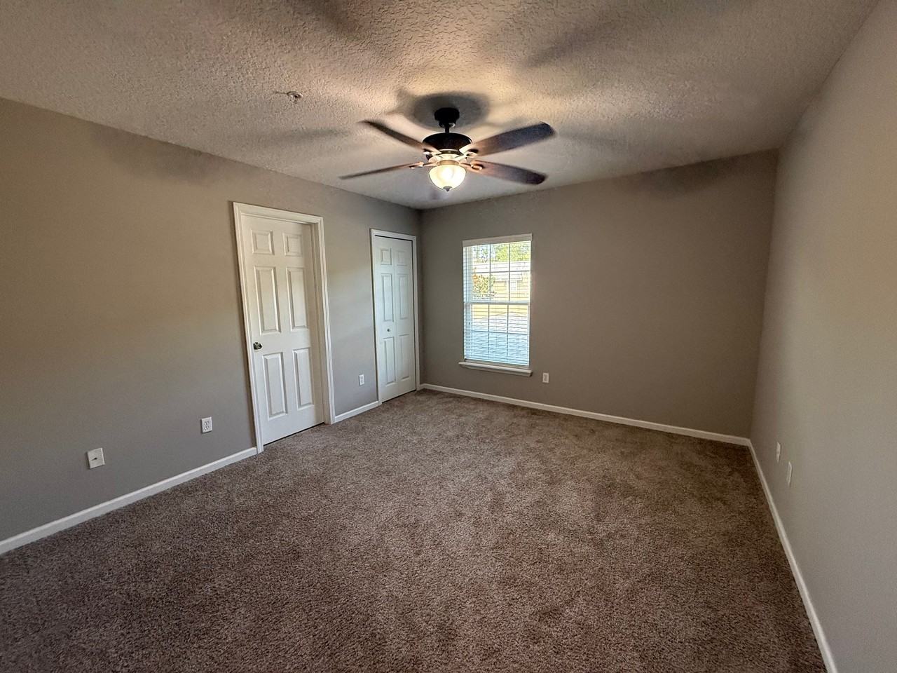 213 Leese Dr - Photo 2 of 9