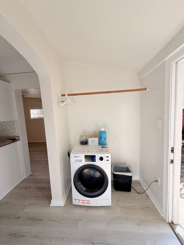 1050 Hyperion Ave #1052 - Photo 2 of 7