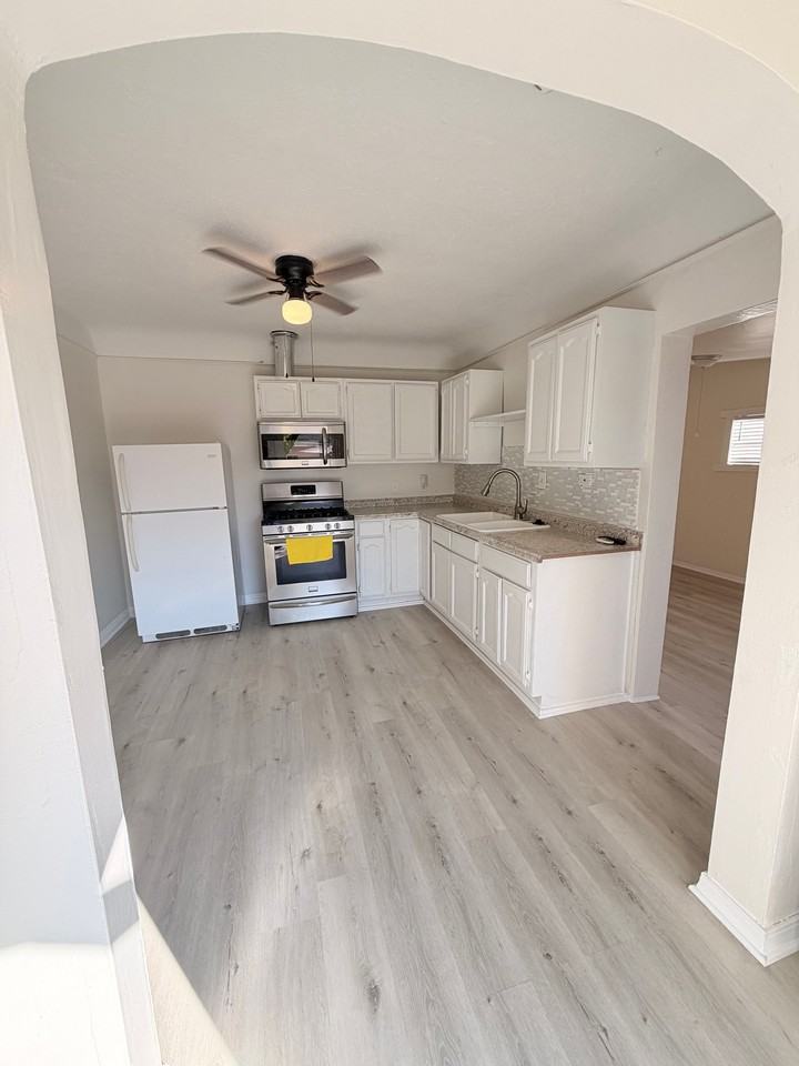 1050 Hyperion Ave #1052 - Photo 3 of 7
