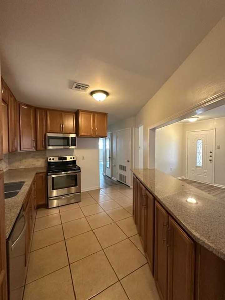 301 Sunset Blvd - Photo 5 of 23