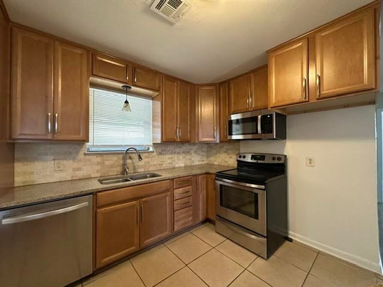 301 Sunset Blvd - Photo 6 of 23