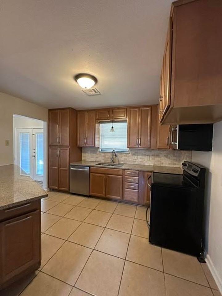 301 Sunset Blvd - Photo 7 of 23