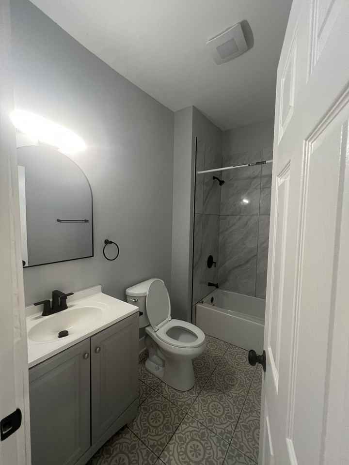 1741 N California Ave #1742-2R - Photo 4 of 9