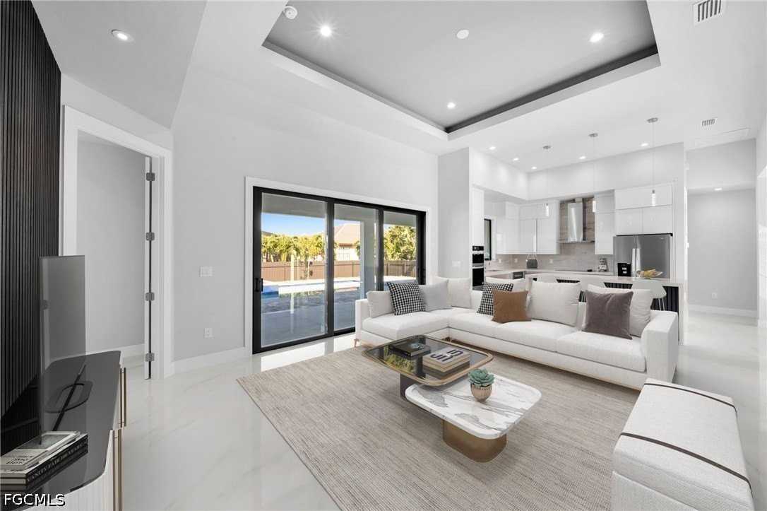 436 Nw 38th Ave - Photo 5 of 47