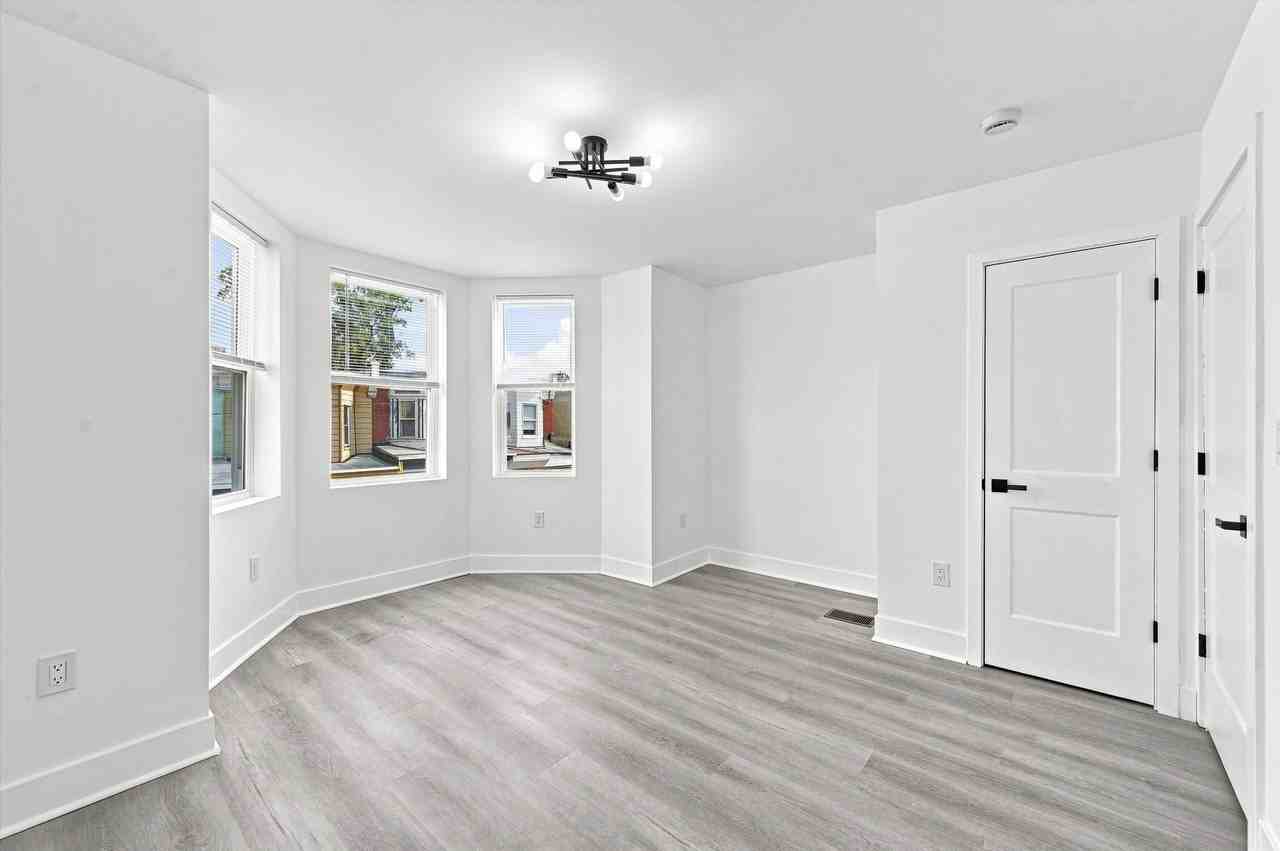 5729 Hadfield St - Photo 3 of 15