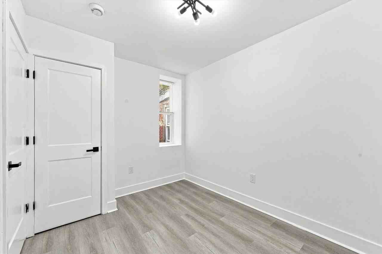 5729 Hadfield St - Photo 6 of 15
