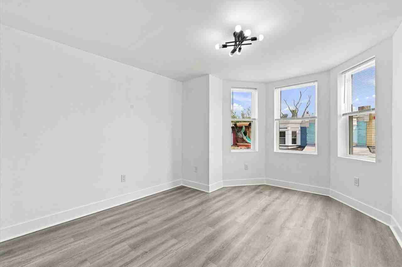 5729 Hadfield St - Photo 7 of 15