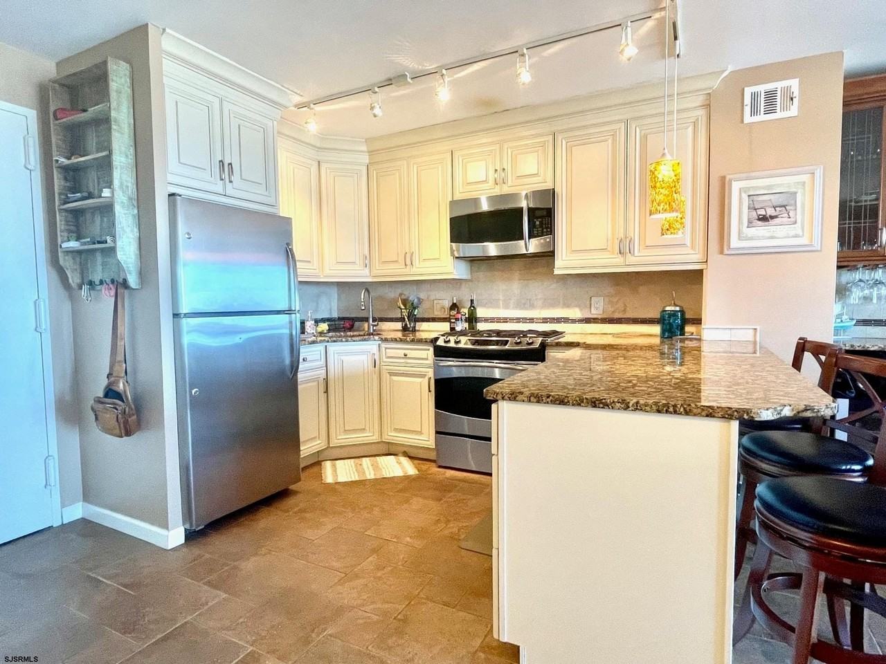 6101 Monmouth Ave - Photo 4 of 20