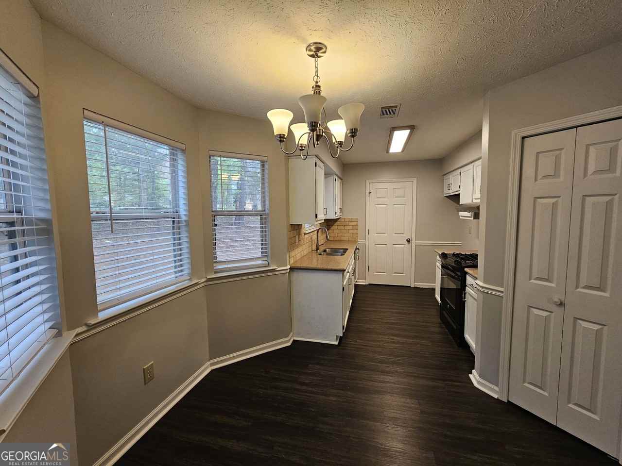 40 Peachtree Way - Photo 3 of 14