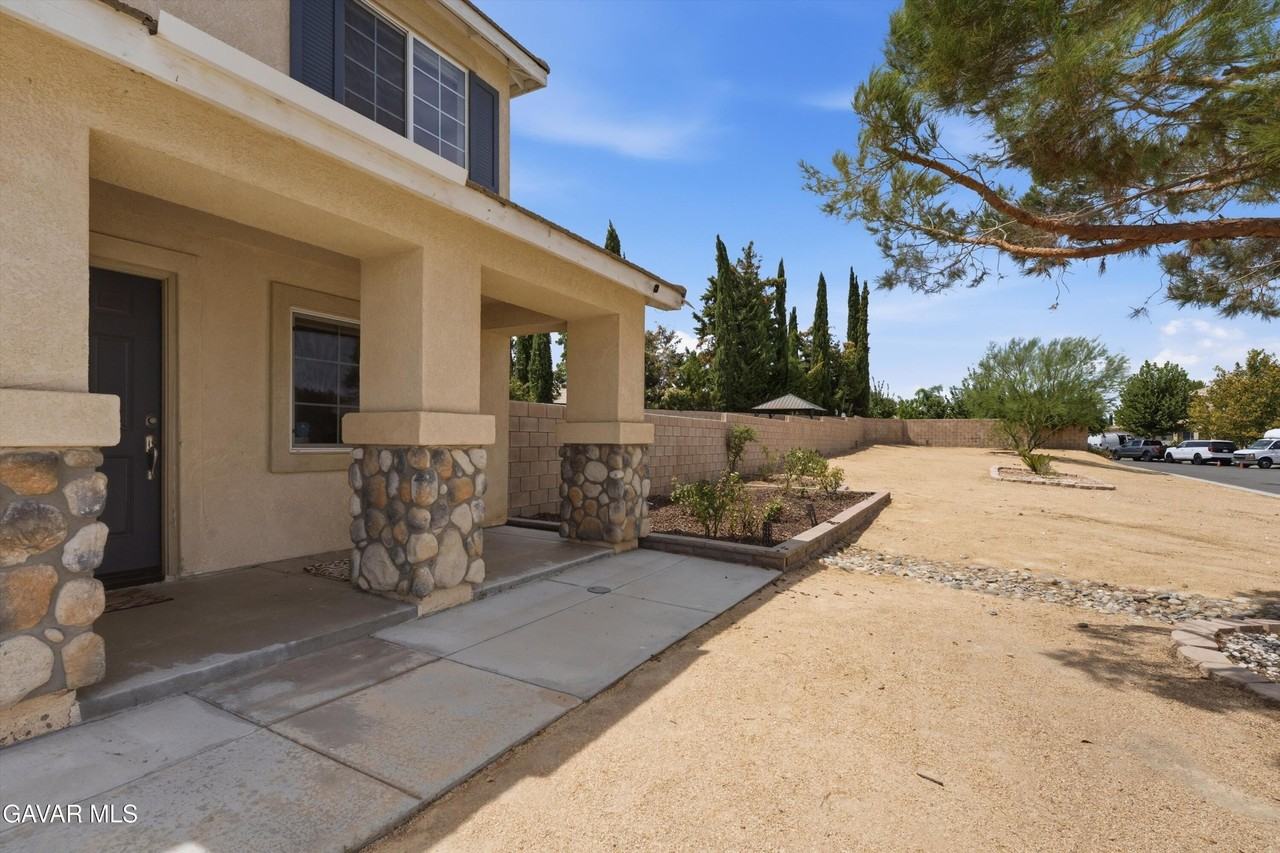 1638 E Miki Way - Photo 3 of 32