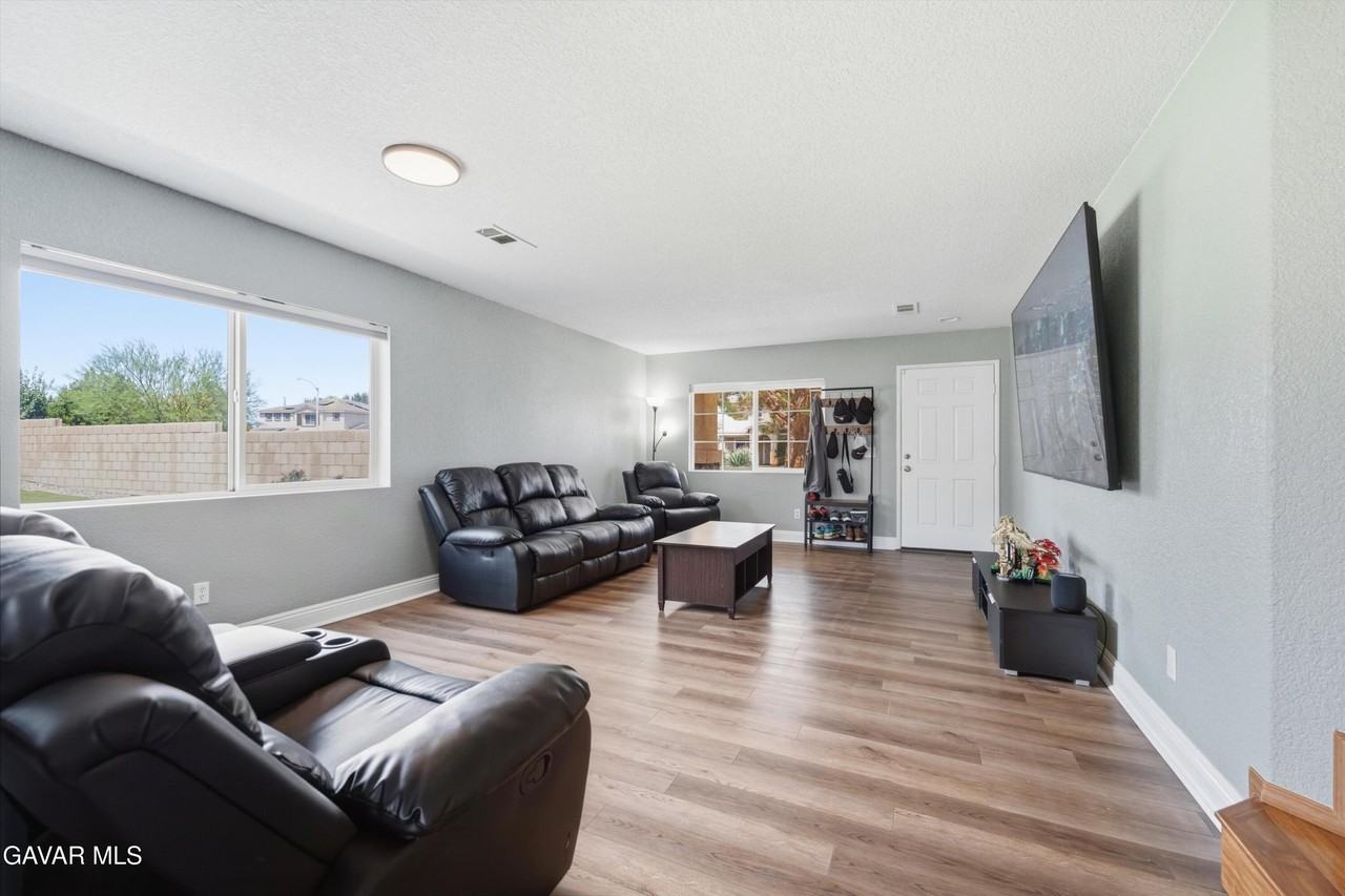 1638 E Miki Way - Photo 4 of 32