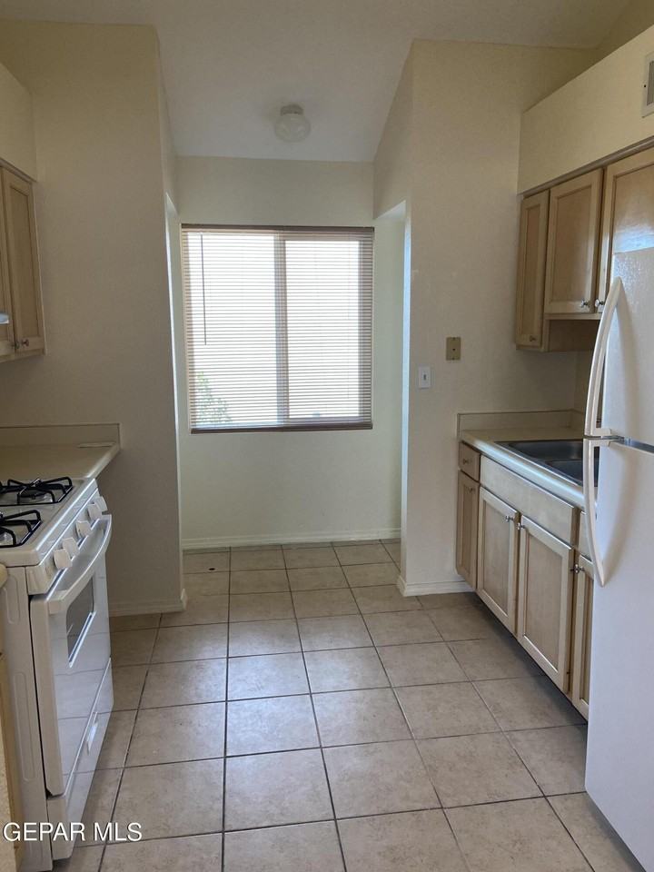 591 Bartlett Dr #202 - Photo 4 of 18