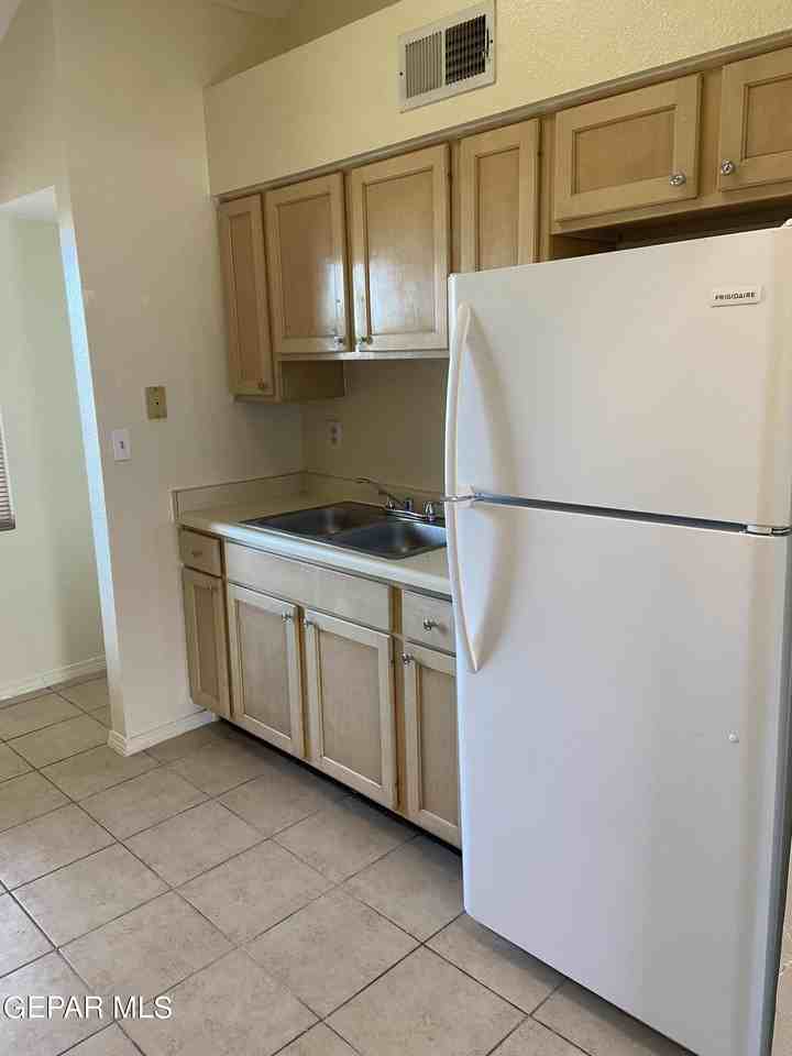 591 Bartlett Dr #202 - Photo 5 of 18
