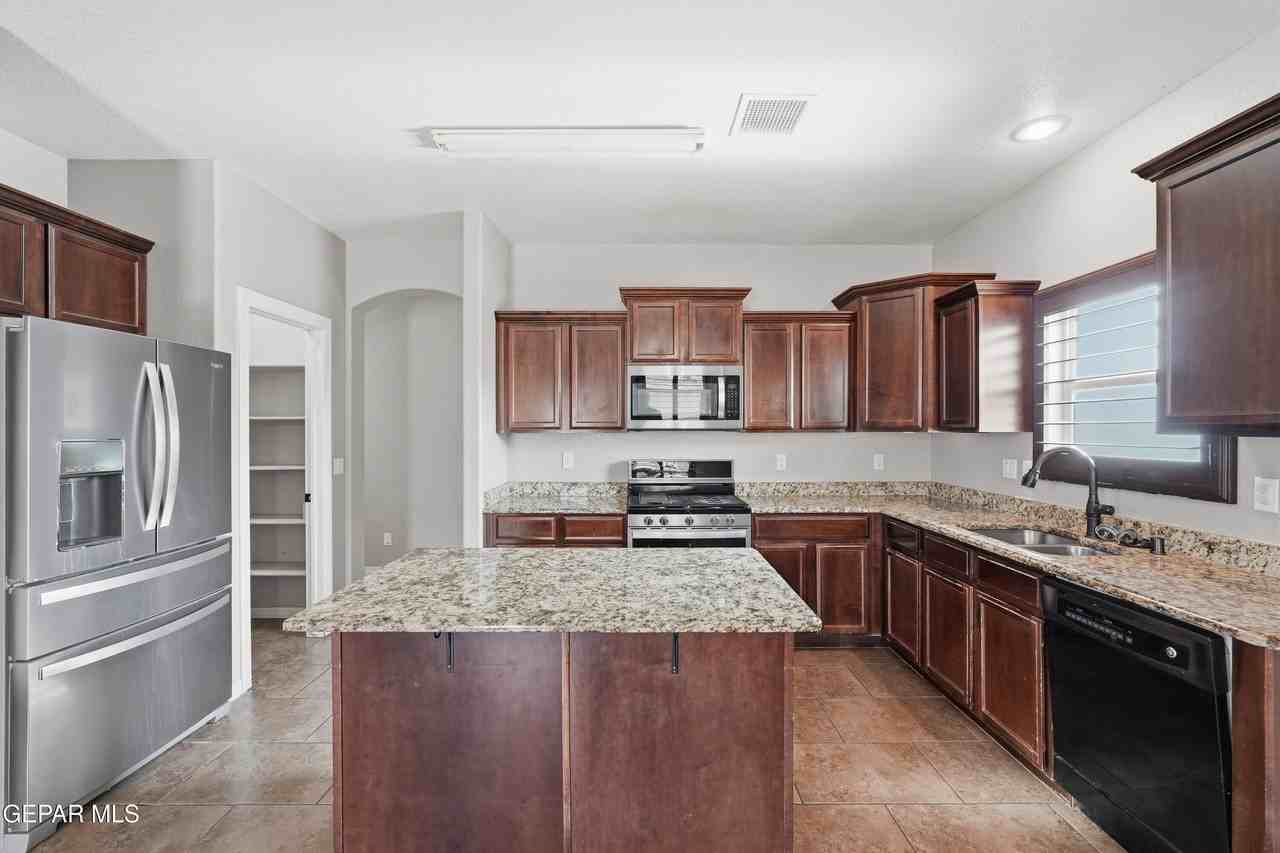 13255 Emerald Isle St - Photo 4 of 30