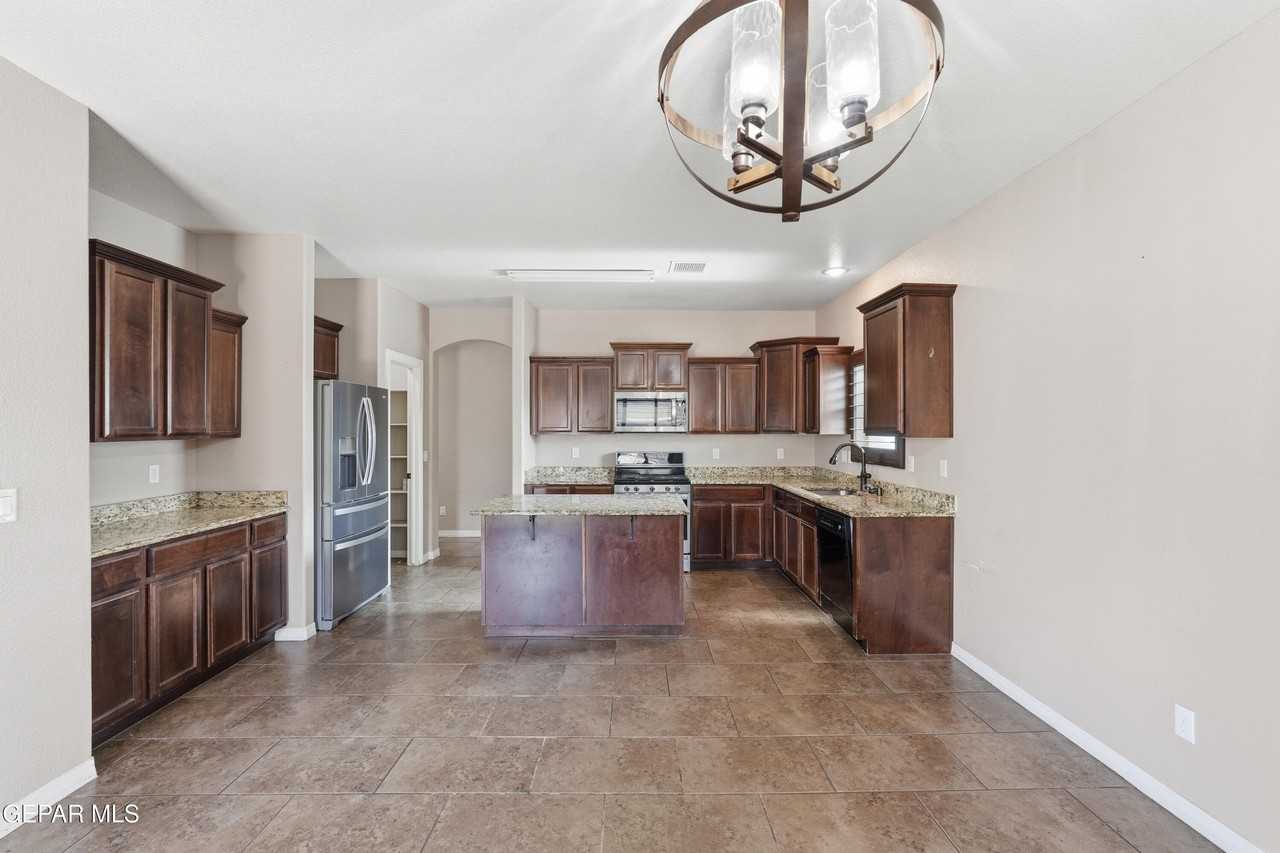 13255 Emerald Isle St - Photo 6 of 30