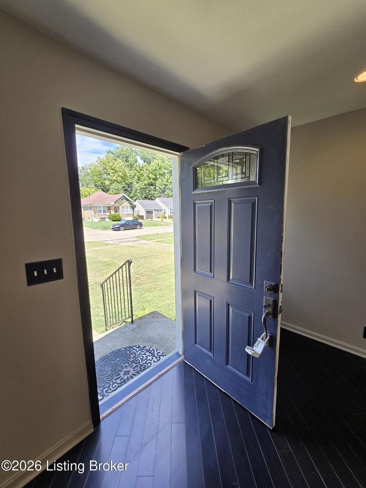 3932 Kennison Ave - Photo 5 of 50