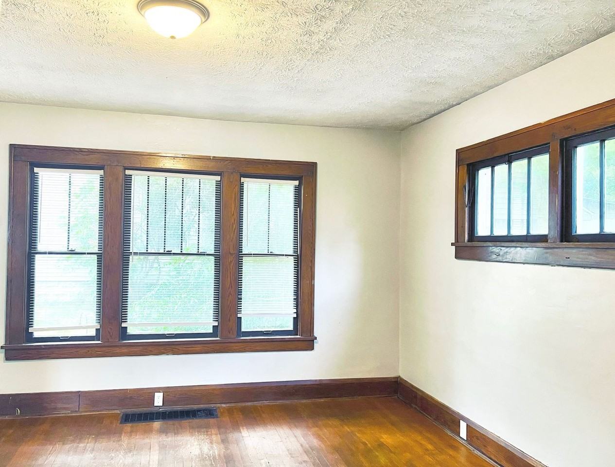 1438 Rowland Ave Ne - Photo 3 of 8