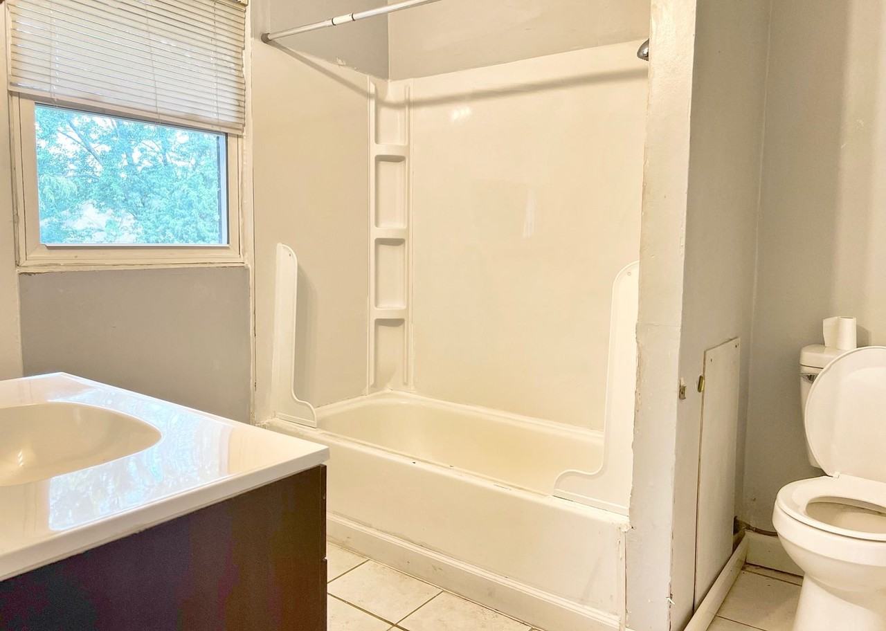 1438 Rowland Ave Ne - Photo 6 of 8
